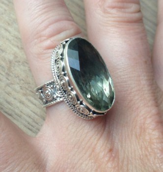 Zilveren ring met groene Amethist in bewerkte setting 16.7 mm